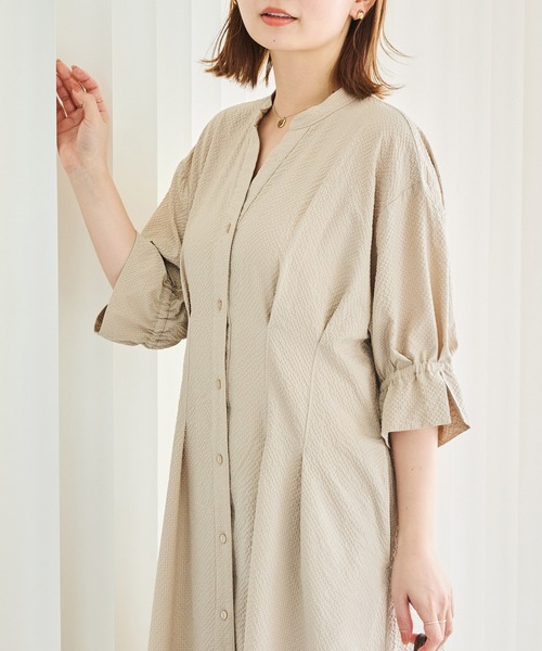LAVEANGE(ラビアンジェ)の「ウエストタックシアーサッカーワンピース|細見えシルエット/スキッパー/ロング丈/シャツワンピース/羽織り/洗える/ポケット付き(ワンピース・レディース・ブラック/ライトベージュ/ネイビー・4L/3L/LL/M/5L)」の2枚目の写真