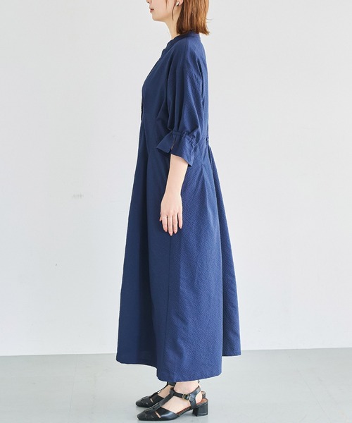 LAVEANGE(ラビアンジェ)の「ウエストタックシアーサッカーワンピース|細見えシルエット/スキッパー/ロング丈/シャツワンピース/羽織り/洗える/ポケット付き(ワンピース・レディース・ブラック/ライトベージュ/ネイビー・4L/3L/LL/M/5L)」の18枚目の写真