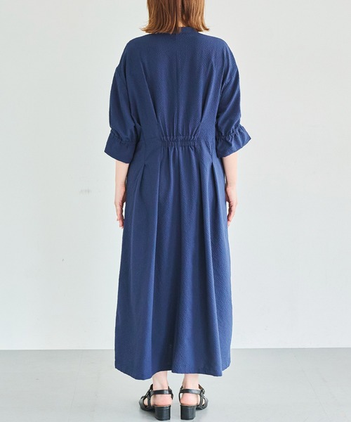 LAVEANGE(ラビアンジェ)の「ウエストタックシアーサッカーワンピース|細見えシルエット/スキッパー/ロング丈/シャツワンピース/羽織り/洗える/ポケット付き(ワンピース・レディース・ブラック/ライトベージュ/ネイビー・4L/3L/LL/M/5L)」の19枚目の写真