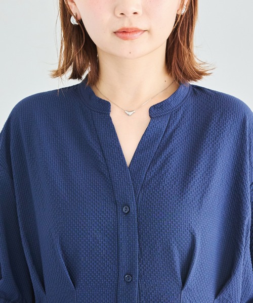 LAVEANGE(ラビアンジェ)の「ウエストタックシアーサッカーワンピース|細見えシルエット/スキッパー/ロング丈/シャツワンピース/羽織り/洗える/ポケット付き(ワンピース・レディース・ブラック/ライトベージュ/ネイビー・4L/3L/LL/M/5L)」の20枚目の写真