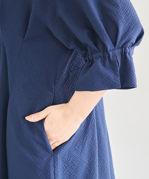 LAVEANGE(ラビアンジェ)の「ウエストタックシアーサッカーワンピース|細見えシルエット/スキッパー/ロング丈/シャツワンピース/羽織り/洗える/ポケット付き(ワンピース・レディース・ブラック/ライトベージュ/ネイビー・4L/3L/LL/M/5L)」の22枚目の写真