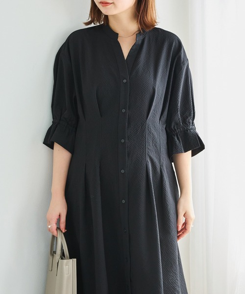 LAVEANGE(ラビアンジェ)の「ウエストタックシアーサッカーワンピース|細見えシルエット/スキッパー/ロング丈/シャツワンピース/羽織り/洗える/ポケット付き(ワンピース・レディース・ブラック/ライトベージュ/ネイビー・4L/3L/LL/M/5L)」の5枚目の写真