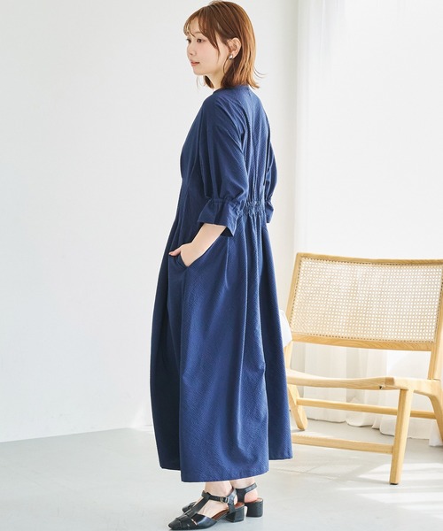 LAVEANGE(ラビアンジェ)の「ウエストタックシアーサッカーワンピース|細見えシルエット/スキッパー/ロング丈/シャツワンピース/羽織り/洗える/ポケット付き(ワンピース・レディース・ブラック/ライトベージュ/ネイビー・4L/3L/LL/M/5L)」の15枚目の写真