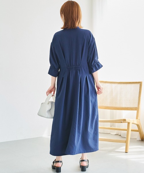 LAVEANGE(ラビアンジェ)の「ウエストタックシアーサッカーワンピース|細見えシルエット/スキッパー/ロング丈/シャツワンピース/羽織り/洗える/ポケット付き(ワンピース・レディース・ブラック/ライトベージュ/ネイビー・4L/3L/LL/M/5L)」の16枚目の写真