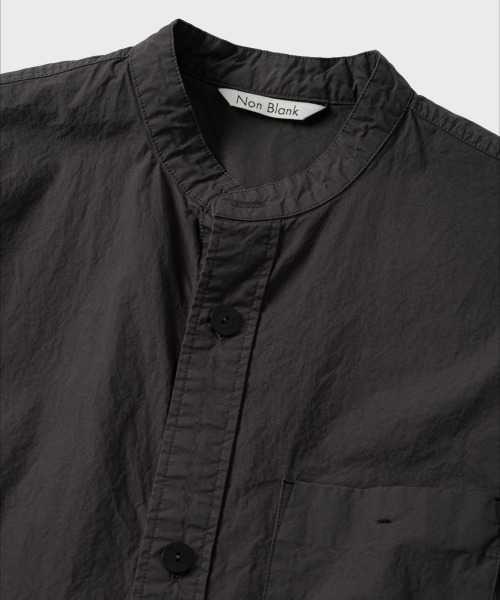 NONBLANK(ノンブランク)の「チャイナカラーウォッシュシャツ_DARK GREY(シャツ/ブラウス・メンズ・チャコール・MEDIUM/LARGE/X-LARGE)」の3枚目の写真