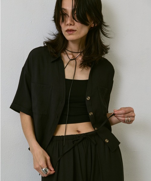 AIC.（エーアイシー）の「リネンライククロップドシャツ/セットアップ可能（シャツ/ブラウス・レディース・ブラック/アイボリー・FREE）」の2枚目の写真