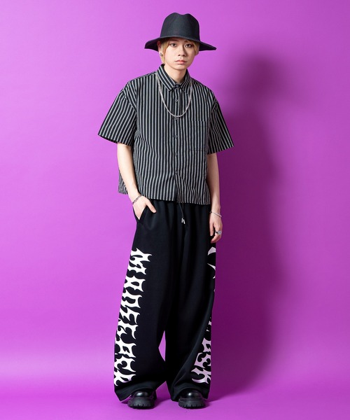 a.p.o.v.(エーピーオービー)の「a.p.o.v. クロップド丈オーバーサイズストライプシャツ(シャツ/ブラウス・メンズ・ブラック/ブラウン・ONESIZE)」の6枚目の写真