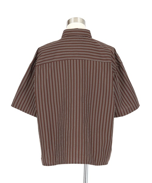 a.p.o.v.(エーピーオービー)の「a.p.o.v. クロップド丈オーバーサイズストライプシャツ(シャツ/ブラウス・メンズ・ブラック/ブラウン・ONESIZE)」の11枚目の写真