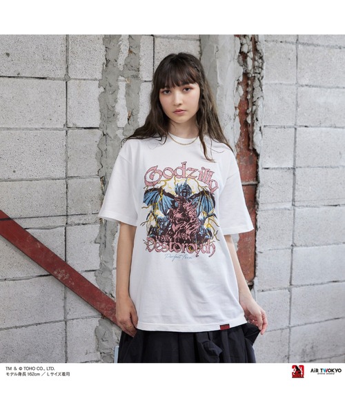 AIR TWOKYO(エアトゥーキョー)の「『ゴジラVSデストロイア』30周年 シーンイラストTシャツ 6(ゴジラ&デストロイア)(Tシャツ/カットソー・メンズ・スミクロ/ホワイト・LARGE/MEDIUM/SMALL/XX-LARGE/X-LARGE)」の2枚目の写真