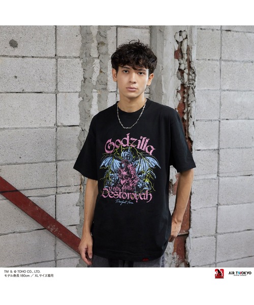 AIR TWOKYO(エアトゥーキョー)の「『ゴジラVSデストロイア』30周年 シーンイラストTシャツ 6(ゴジラ&デストロイア)(Tシャツ/カットソー・メンズ・スミクロ/ホワイト・LARGE/MEDIUM/SMALL/XX-LARGE/X-LARGE)」の1枚目の写真