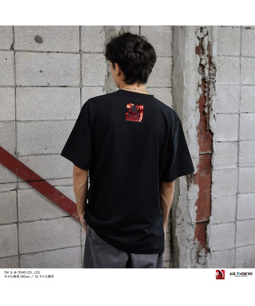 AIR TWOKYO(エアトゥーキョー)の「『ゴジラVSデストロイア』30周年 シーンイラストTシャツ 6(ゴジラ&デストロイア)(Tシャツ/カットソー・メンズ・スミクロ/ホワイト・LARGE/MEDIUM/SMALL/XX-LARGE/X-LARGE)」の3枚目の写真