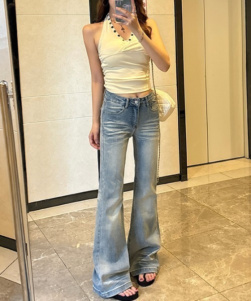 AMAJI（アマジ）の「ヒゲ加工 フレアデニムパンツ（デニムパンツ・レディース・ブルー・SMALL/MEDIUM/LARGE/X-LARGE）」の2枚目の写真