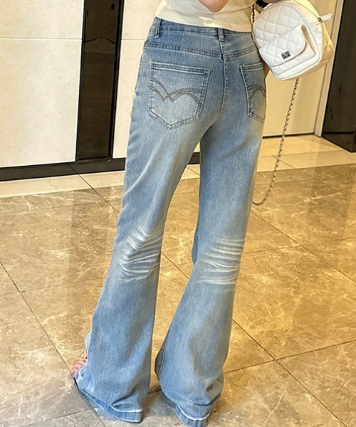 AMAJI（アマジ）の「ヒゲ加工 フレアデニムパンツ（デニムパンツ・レディース・ブルー・SMALL/MEDIUM/LARGE/X-LARGE）」の4枚目の写真