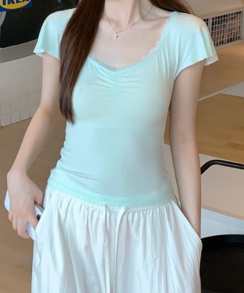 AMAJI(アマジ)の「レーストリム Vネック シャーリング スリム 半袖Tシャツ(Tシャツ/カットソー・レディース・パープル/ホワイト/ライトグリーン・LARGE/MEDIUM/SMALL/X-LARGE)」の2枚目の写真