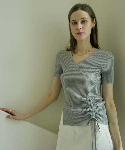 VLETI(ブレッティ)の「Viscose Wrap-Style V-Neck Shirring Ribbed Knit (gray)(Tシャツ/カットソー・レディース・グレー・FREE)」の2枚目の写真