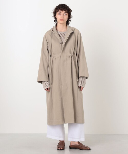 TOMORROWLAND (トゥモローランド)の「LAUREN MANOOGIAN Hood トレンチコート(トレンチコート・レディース・ライトベージュ/チャコールグレー・0)」の4枚目の写真