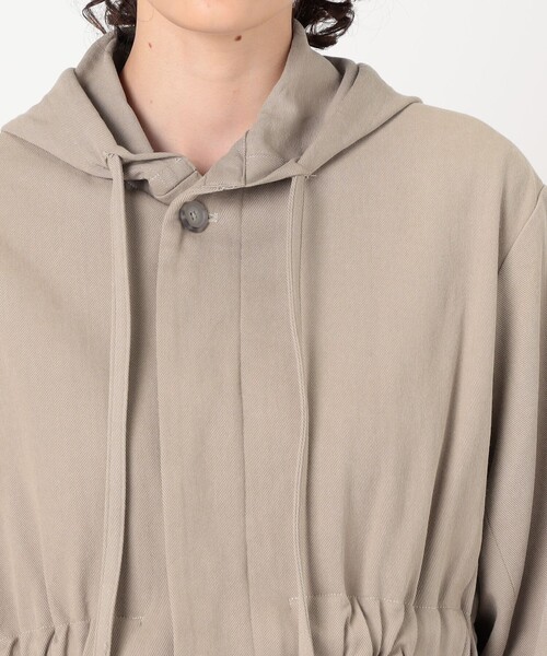 TOMORROWLAND (トゥモローランド)の「LAUREN MANOOGIAN Hood トレンチコート(トレンチコート・レディース・ライトベージュ/チャコールグレー・0)」の11枚目の写真