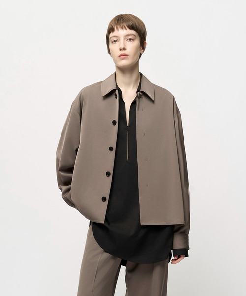 Juha(ユハ)の「COMPOSED CROPPED JACKET(ブルゾン・メンズ・カーキ/ブラック・3/4)」の2枚目の写真