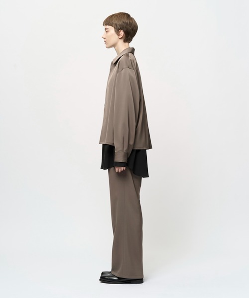 Juha(ユハ)の「COMPOSED CROPPED JACKET(ブルゾン・メンズ・カーキ/ブラック・3/4)」の7枚目の写真