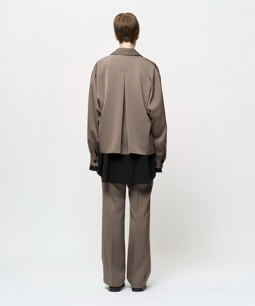 Juha(ユハ)の「COMPOSED CROPPED JACKET(ブルゾン・メンズ・カーキ/ブラック・3/4)」の8枚目の写真