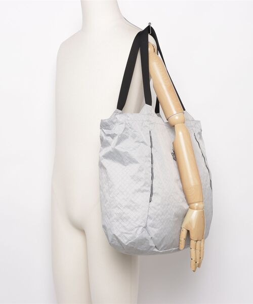 SHIPS any（シップス エニィ）の「TNF:ULTRA MAYFLY TOTE（トートバッグ・メンズ・ライトグレー・ONE SIZE）」の5枚目の写真