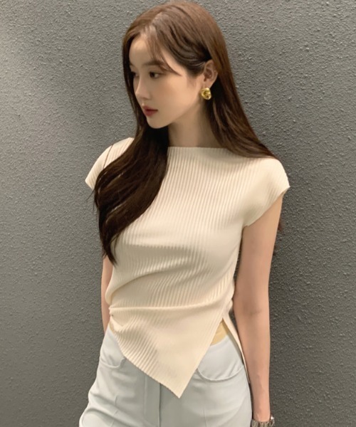 Aelina(エリナ)の「ボートネック半袖スリットニットトップス(ニット/セーター・レディース・オフホワイト/ブラック・FREE)」の1枚目の写真