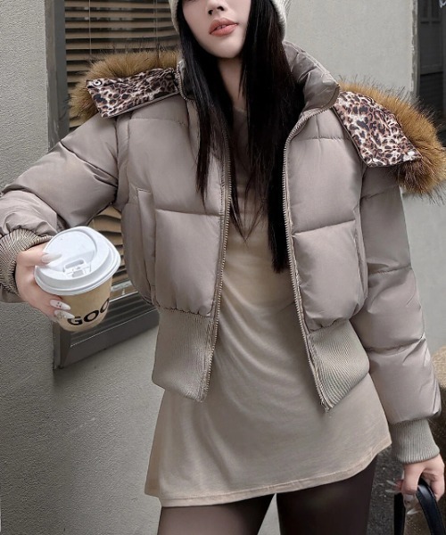 LUCPY(ラクピー)の「レオパード切替エコファー付き中綿ジャケット(その他アウター・レディース・アイボリー/ブラック/ホワイト/ブラウン・SMALL/LARGE/MEDIUM)」の2枚目の写真