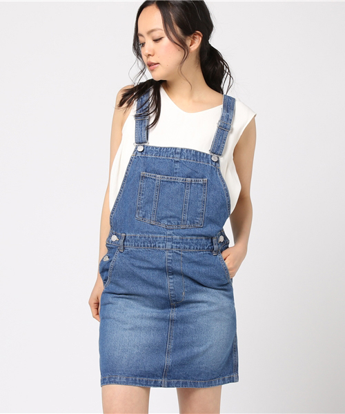 Honeys（ハニーズ）の「デニムジャンパースカート（サロペット/オーバーオール・レディース・ライトインディゴブルー/インディゴブルー/ブラック/オフホワイト/ブルー/ネイビー・M/S/L）」の4枚目の写真