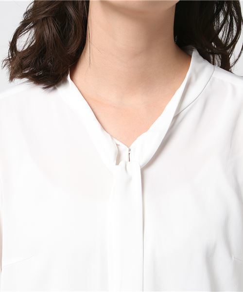 NATURAL BEAUTY（ナチュラルビューティー）の「ソアパールエアリーサテンブラウス（シャツ/ブラウス・レディース・クリアグリーン/ブルー系その他/インディゴブルー/ホワイト・38/40/36）」の9枚目の写真