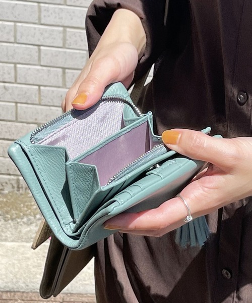 Beau're(ヴュレ)の「【BEAURE ビュレ】牛革タッセル付き 2つ折り財布 コンパクト ウォレット(財布・レディース・ブラック/サックスブルー/シルバー/ゴールド/スモークピンク/イエロー/グリーン/ラベンダー/ピンク・フリー/0)」の16枚目の写真