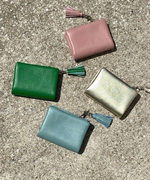 Beau're(ヴュレ)の「【BEAURE ビュレ】牛革タッセル付き 2つ折り財布 コンパクト ウォレット(財布・レディース・ブラック/サックスブルー/シルバー/ゴールド/スモークピンク/イエロー/グリーン/ラベンダー/ピンク・フリー/0)」の10枚目の写真