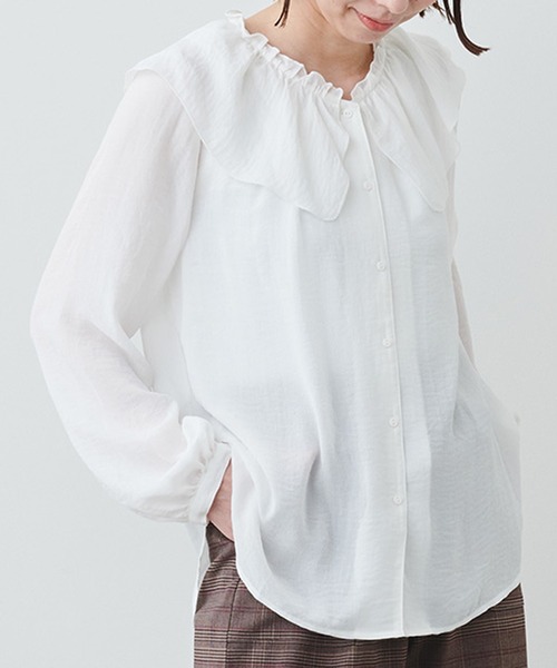 IEDIT（イディット）の「ＩＥＤＩＴ　顔まわり華やぐ　ラッフル衿の落ち感ブラウスとインナータンクトップのトップスセット（シャツ/ブラウス・レディース・ホワイト/ブラック・LARGE/MEDIUM/X-LARGE/XX-LARGE）」の2枚目の写真