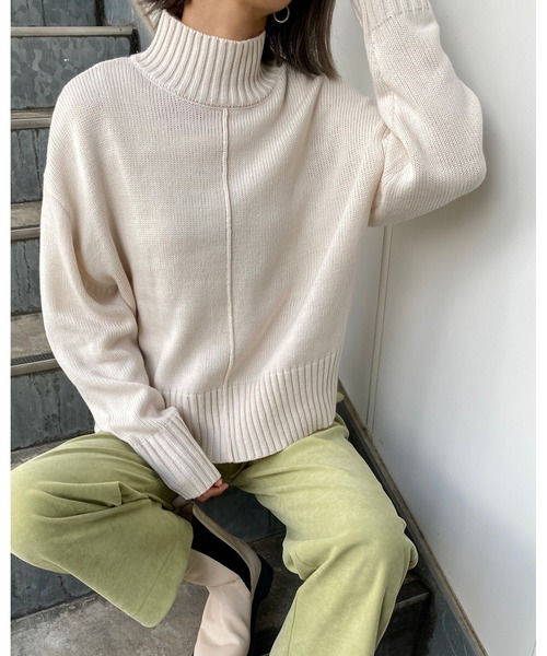 MLI'A（エムリア）の「センターシームタートルニット（ニット/セーター・レディース・レッド/ブルー/グリーン/アイボリー/グレー系その他/イエロー系その他/ブラック系その他2/ライトグリーン/ピンク/パープル・M）」の2枚目の写真