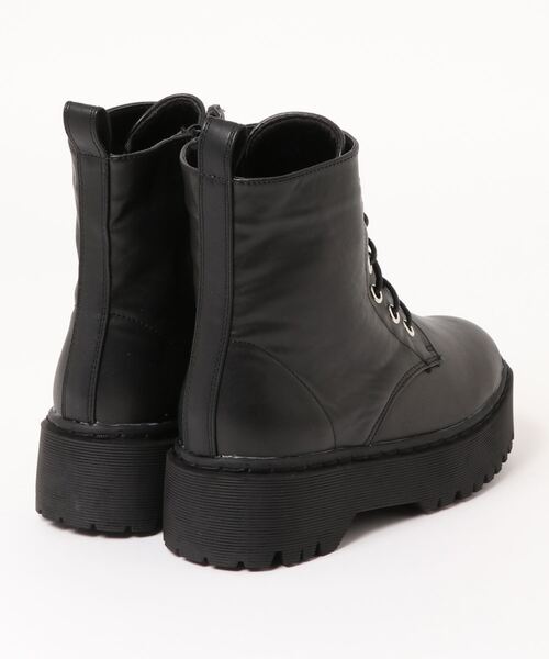 SPINNS(スピンズ)の「フェイクレザー7ホールレースアップブーツ(ブーツ・レディース・ホワイト/ブラック・LL/M/L)」の7枚目の写真