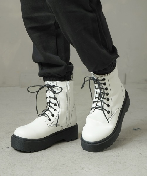 SPINNS(スピンズ)の「フェイクレザー7ホールレースアップブーツ(ブーツ・レディース・ホワイト/ブラック・LL/M/L)」の5枚目の写真