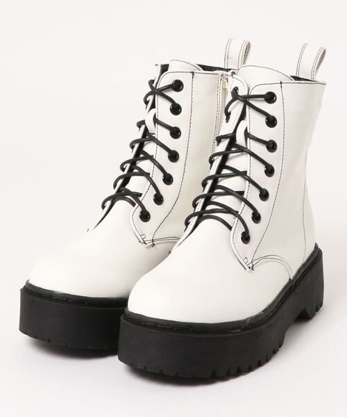 SPINNS(スピンズ)の「フェイクレザー7ホールレースアップブーツ(ブーツ・レディース・ホワイト/ブラック・LL/M/L)」の4枚目の写真