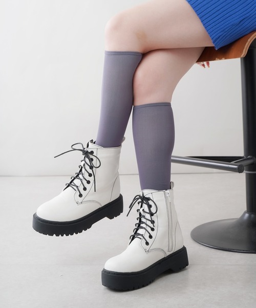 SPINNS(スピンズ)の「フェイクレザー7ホールレースアップブーツ(ブーツ・レディース・ホワイト/ブラック・LL/M/L)」の18枚目の写真