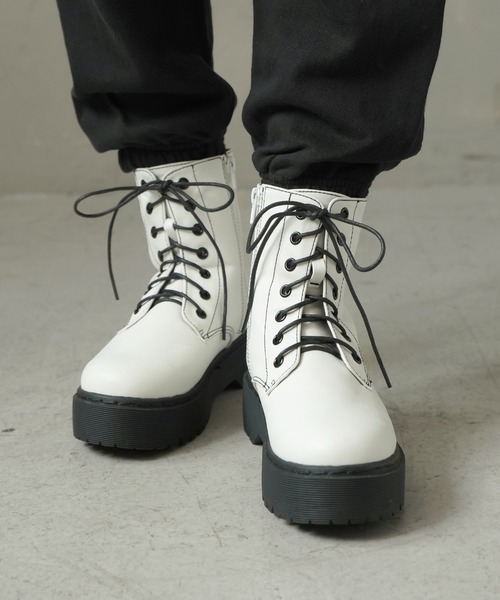 SPINNS(スピンズ)の「フェイクレザー7ホールレースアップブーツ(ブーツ・レディース・ホワイト/ブラック・LL/M/L)」の19枚目の写真