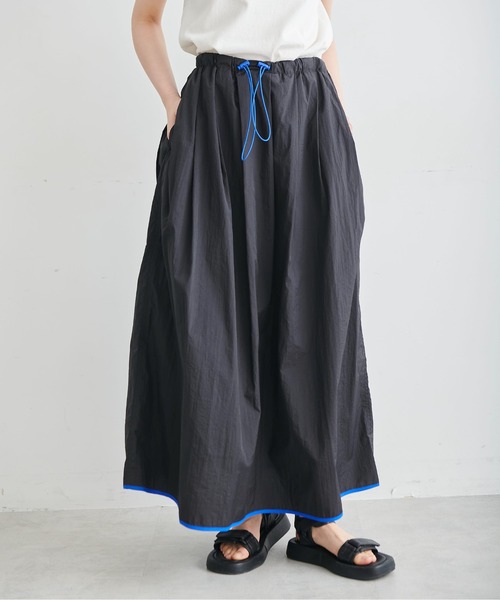 FREE'S MART（フリーズマート）の「◆ナイロン配色パイピングフレアスカート（スカート・レディース・ブラック/グリーン・SMALL/MEDIUM）」の2枚目の写真