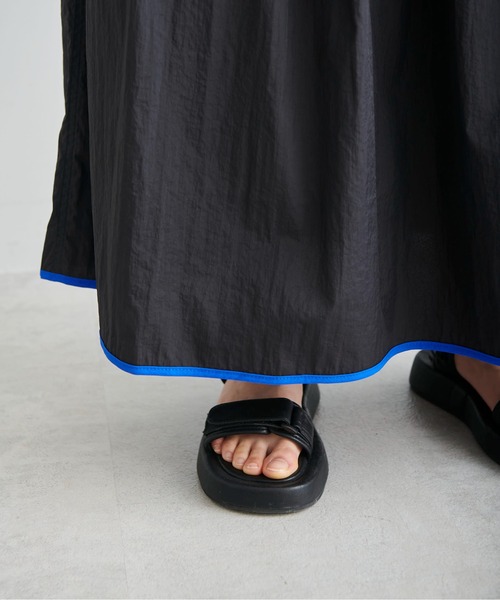 FREE'S MART（フリーズマート）の「◆ナイロン配色パイピングフレアスカート（スカート・レディース・ブラック/グリーン・SMALL/MEDIUM）」の8枚目の写真