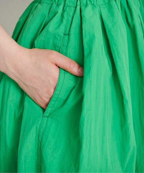 FREE'S MART（フリーズマート）の「◆ナイロン配色パイピングフレアスカート（スカート・レディース・ブラック/グリーン・SMALL/MEDIUM）」の15枚目の写真