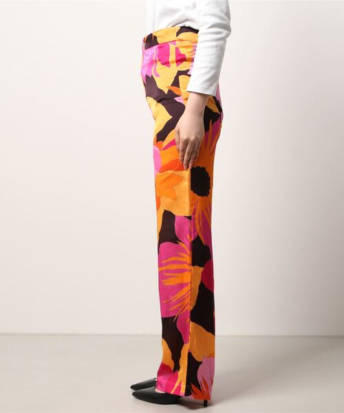 36Quatre-Neuf（カトルナフ）の「Roseannaフラワープリントパンツ（その他パンツ・レディース・オレンジ・フリー）」の2枚目の写真