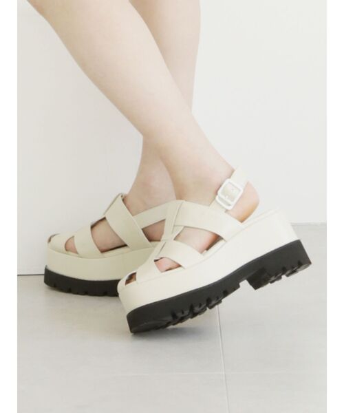 MURUA(ムルーア)の「クロスストラップサンダル(サンダル・レディース・ホワイト/ブラック・35/36/37)」の1枚目の写真