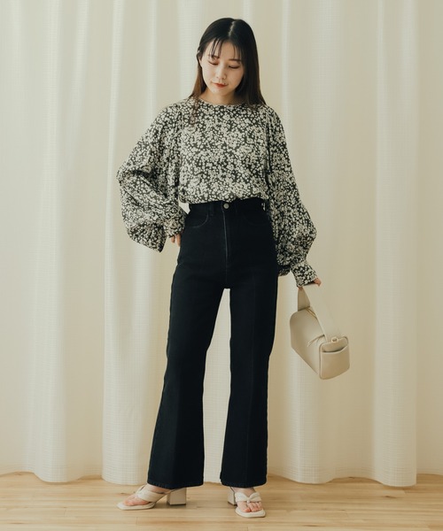 SENSE OF PLACE by URBAN RESEARCH（センスオブプレイスバイアーバンリサーチ）の「センタープレスフレアデニム（デニムパンツ・レディース・ブラック/アイボリー/ライトブルー/ワンウォッシュ/ピンク/ライトインディゴブルー・X-SMALL/TALL/SMALL/MEDIUM）」の3枚目の写真