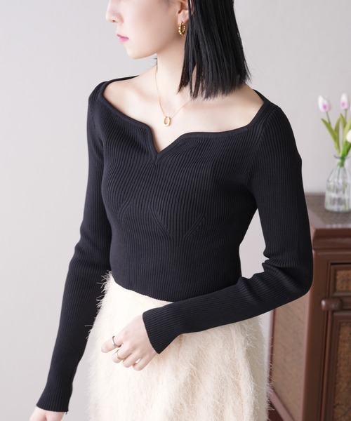 IAMUSE(アイアミューズ)の「デコルテラインキーネックトップス S0904【IAMUSE】(Tシャツ/カットソー・レディース・ブラック/ホワイト・FREE)」の2枚目の写真