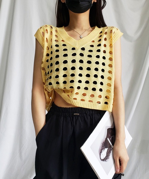 me+em select（ミームセレクト）の「※※カットアウトホールデザインショートニットベスト（ベスト・レディース・ブラック/ホワイト/イエロー・FREE）」の3枚目の写真