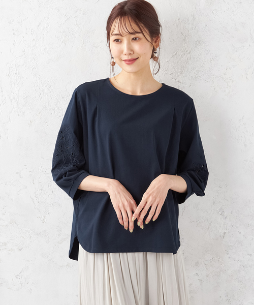 Petit Honfleur(プチオンフルール)の「カットワーク刺繍スリーブプルオーバー(Tシャツ/カットソー・レディース・ネイビー/グリーン/アイボリー・M/L)」の3枚目の写真