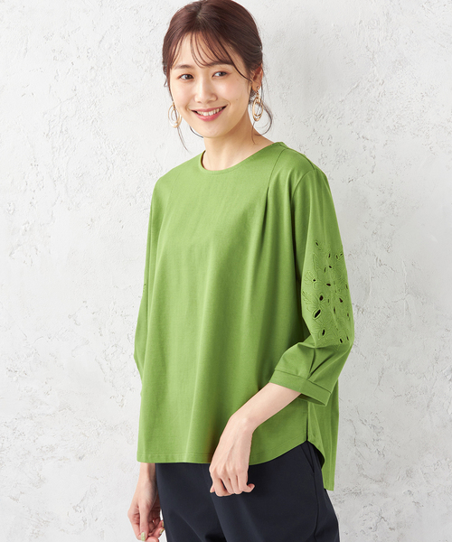 Petit Honfleur(プチオンフルール)の「カットワーク刺繍スリーブプルオーバー(Tシャツ/カットソー・レディース・ネイビー/グリーン/アイボリー・M/L)」の1枚目の写真