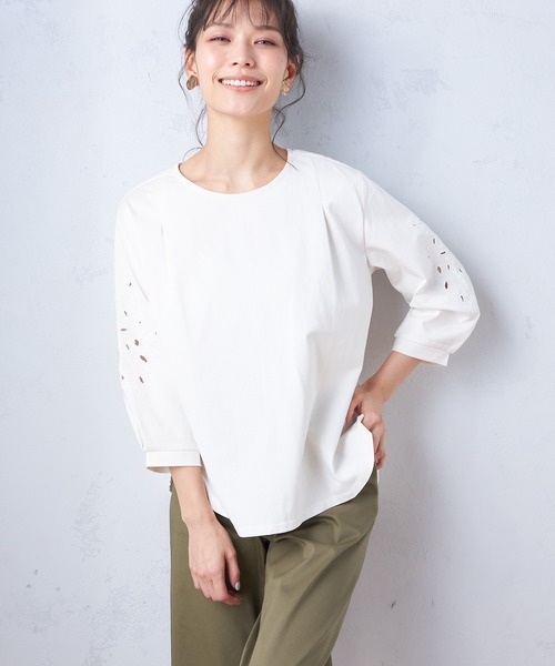 Petit Honfleur(プチオンフルール)の「カットワーク刺繍スリーブプルオーバー(Tシャツ/カットソー・レディース・ネイビー/グリーン/アイボリー・M/L)」の2枚目の写真