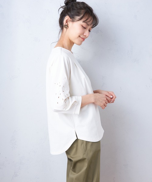 Petit Honfleur(プチオンフルール)の「カットワーク刺繍スリーブプルオーバー(Tシャツ/カットソー・レディース・ネイビー/グリーン/アイボリー・M/L)」の13枚目の写真